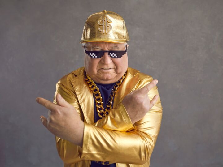 Reicher alter, dicker Alpha-Mann mit Brille und Goldkette